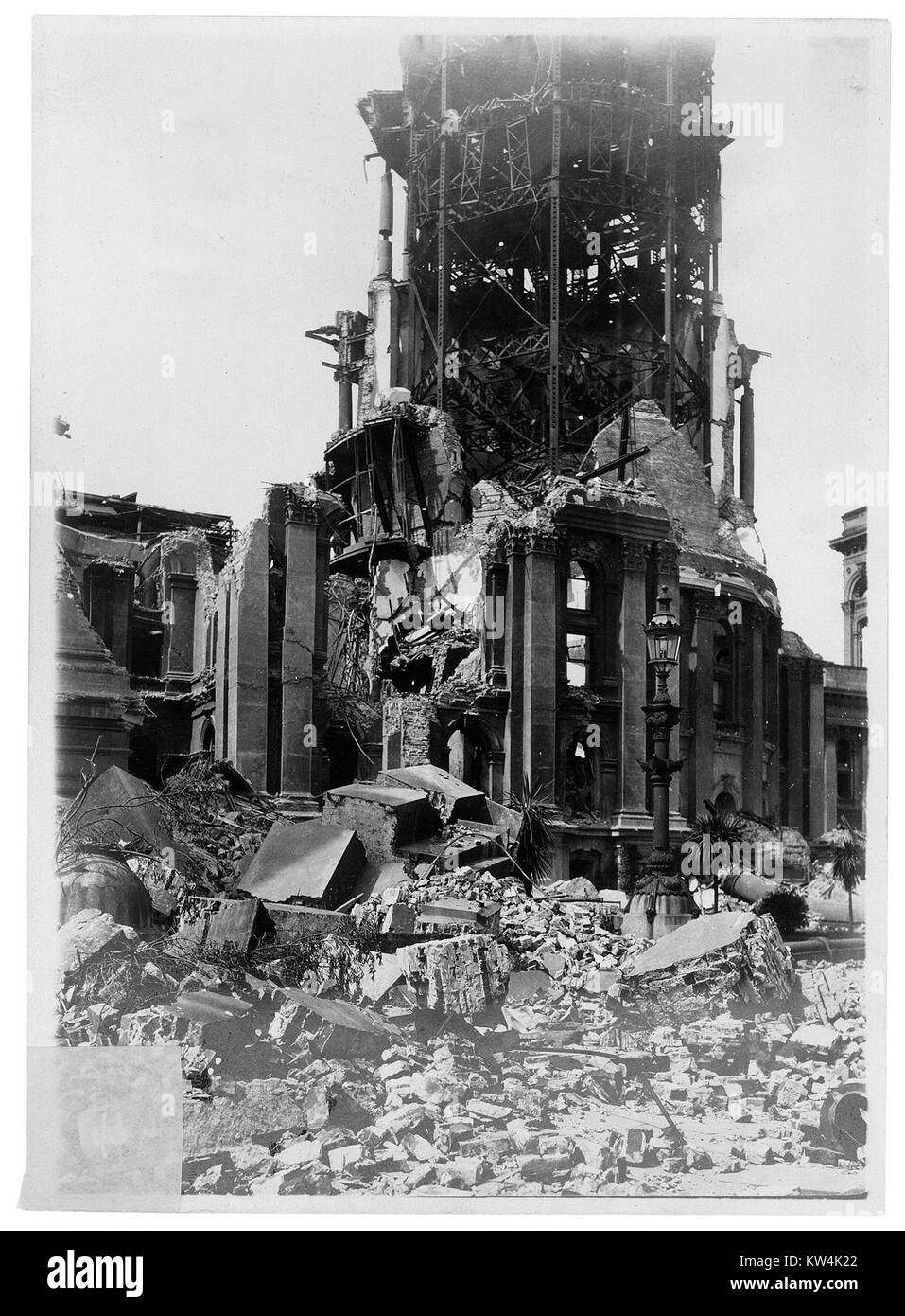 Dégâts et ruines de l'hôtel de ville de San Francisco après le tremblement de terre de San Francisco, Californie, 1906. L'image de courtoisie des Archives nationales, San Francisco, Californie. L'image de courtoisie des Archives nationales. Banque D'Images