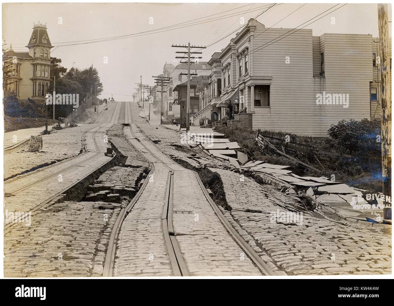 La ligne de tramway de la rue Union, montrant les dommages après le tremblement de terre de San Francisco, Californie, 1906. L'image de courtoisie des Archives nationales. L'image de courtoisie des Archives nationales. Banque D'Images
