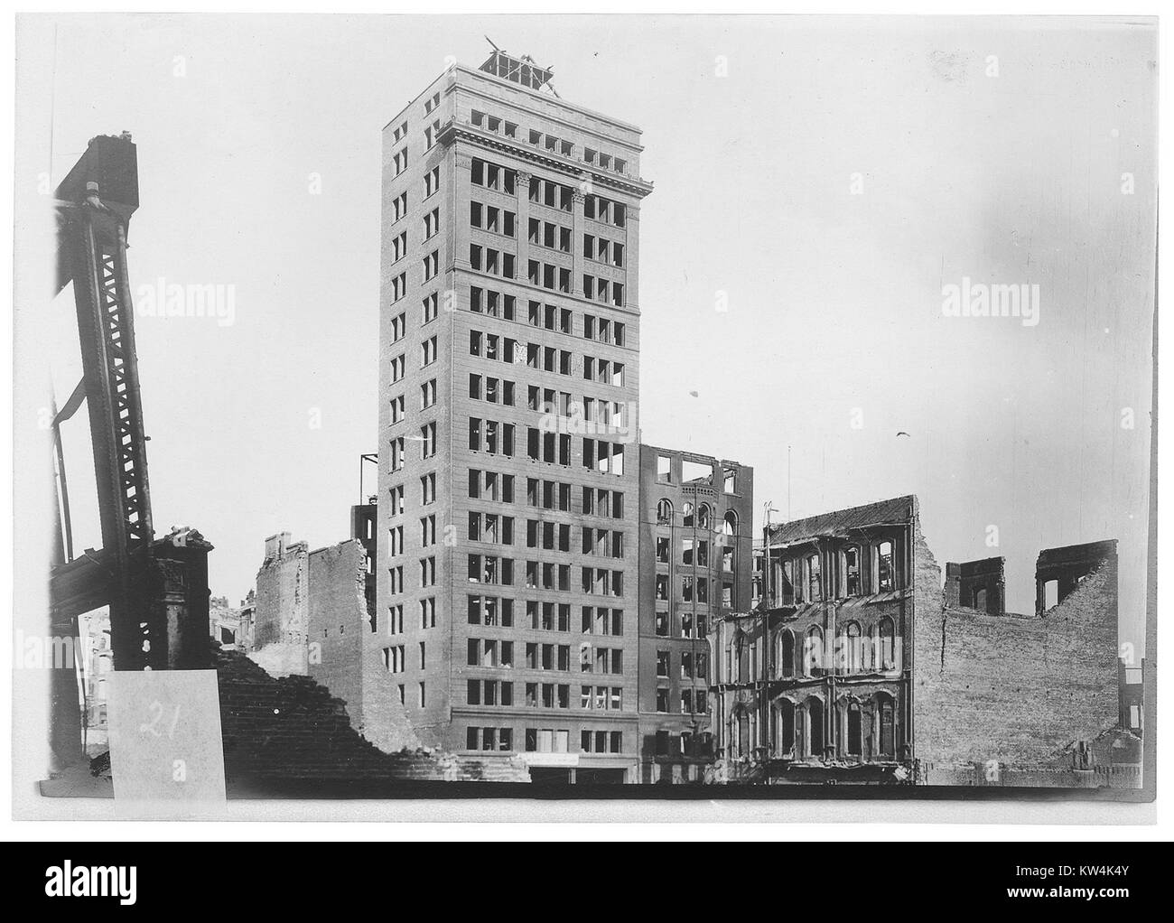 Avant de l'ouest du nouveau bâtiment chronique montrant les dommages causés par le tremblement de terre de San Francisco, Californie, 1906. L'image de courtoisie des Archives nationales. L'image de courtoisie des Archives nationales. Banque D'Images