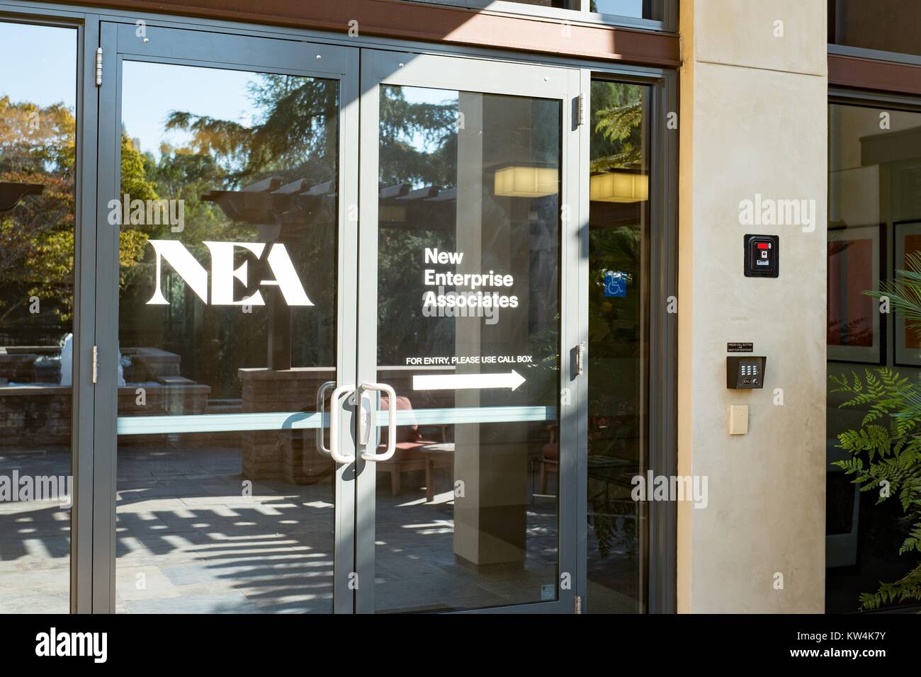 Close up d'entrée avec la signalisation pour le Sand Hill Road siège de New Enterprise Associates (NEA), une société de capital-risque situé dans la Silicon Valley ville de Menlo Park, Californie, le 25 août 2016. Banque D'Images