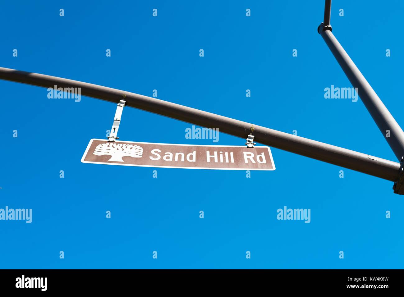 Gros plan du signe iconique de Sand Hill Road, sur Sand Hill Road dans la Silicon Valley ville de Menlo Park, Californie, le 25 août 2016. Dans la Silicon Valley, de la culture et "Hill Road' est utilisé comme un metonym pour l'industrie du capital de risque, comme beaucoup d'entreprises de capital-risque de premier plan ont des bureaux le long de la route. Banque D'Images