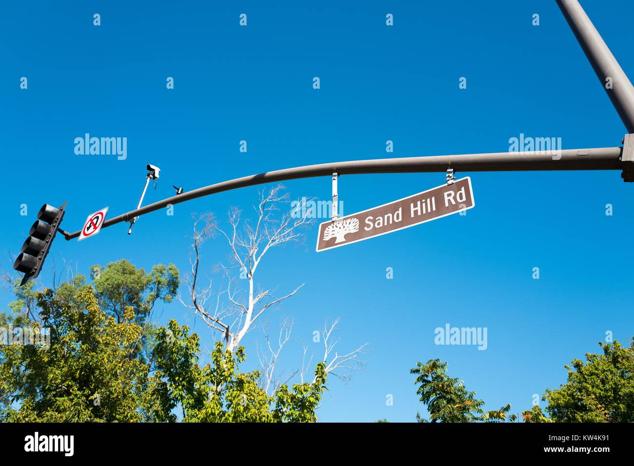 Signe iconique de Sand Hill Road, avec des arbres et un ciel bleu, sur Sand Hill Road dans la Silicon Valley ville de Menlo Park, Californie, le 25 août 2016. Dans la Silicon Valley, de la culture et "Hill Road' est utilisé comme un metonym pour l'industrie du capital de risque, comme beaucoup d'entreprises de capital-risque de premier plan ont des bureaux le long de la route. Banque D'Images