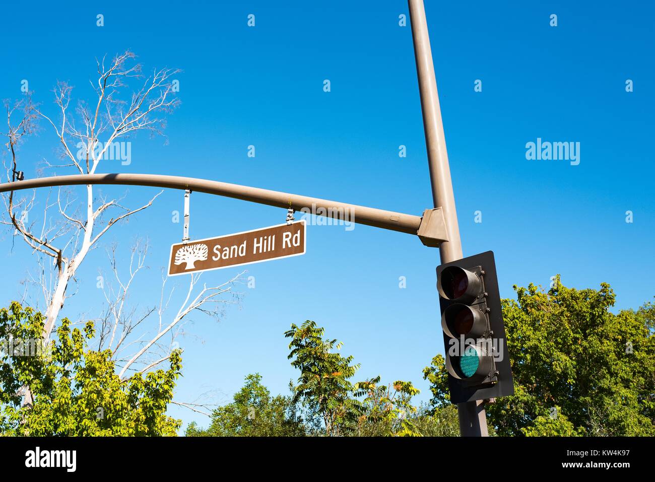 Signe iconique de Sand Hill Road, avec un feu vert signalant 'Go', sur Sand Hill Road dans la Silicon Valley ville de Menlo Park, Californie, le 25 août 2016. Dans la Silicon Valley, de la culture et "Hill Road' est utilisé comme un metonym pour l'industrie du capital de risque, comme beaucoup d'entreprises de capital-risque de premier plan ont des bureaux le long de la route, de Menlo Park, en Californie. Banque D'Images
