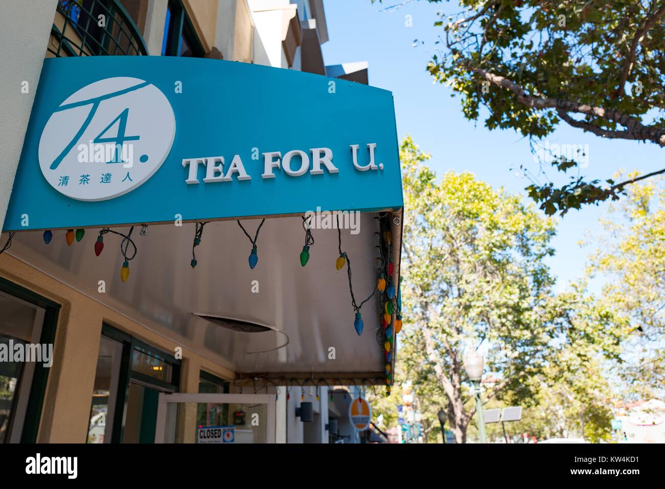 Logo et affiches pour le thé pour U, une bulle boba (Taiwanais) thé café sur l'avenue University, à la Silicon Valley ville de Palo Alto, Californie, le 25 août 2016. Avec plus de 100 000 immigrants asiatiques déménagement à Silicon Valley, chaque année de nombreux magasins et restaurants se sont formés pour répondre aux goûts régionaux. Banque D'Images