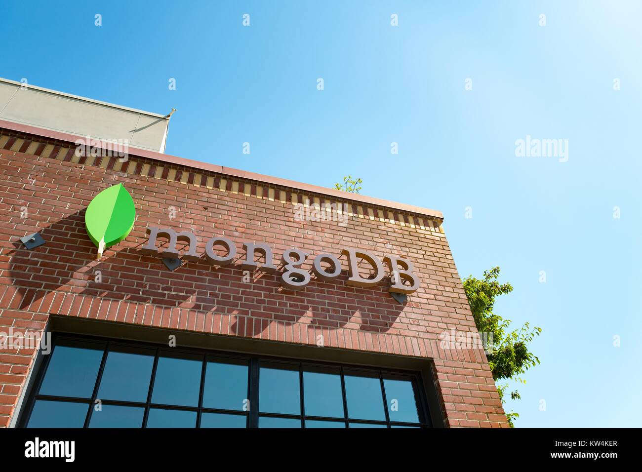 Logo et la signalisation sur une journée ensoleillée au siège de l'entreprise de base de données orientées document MongoDB dans la Silicon Valley ville de Palo Alto, Californie, le 25 août 2016. Banque D'Images