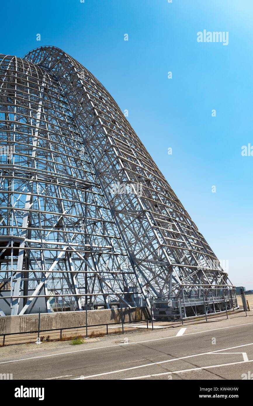 Un hangar, dans la zone sécurisée de la NASA Ames Research Center campus dans la Silicon Valley ville de Palo Alto, Californie, le 25 août 2016. Un hangar, qui est parmi les plus grandes structures autonomes, a été loué à Google Inc planétaire d'affiliation Ventures en 2016 (avec Moffett Field) pendant 60 ans au coût de 1,6 milliards de dollars, sous réserve de la rénovation de la structure de l'entreprise, en Californie. Banque D'Images