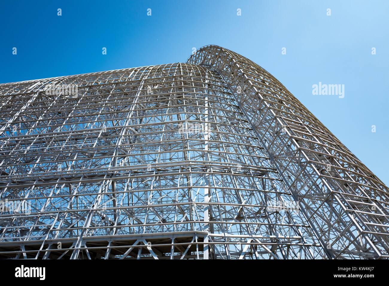 Vue sur le côté de la structure métallique d'un hangar, dans la zone sécurisée de la NASA Ames Research Center campus dans la Silicon Valley ville de Palo Alto, Californie, le 25 août 2016. Un hangar, qui est parmi les plus grandes structures autonomes, a été loué à Google Inc planétaire d'affiliation Ventures en 2016 (avec Moffett Field) pendant 60 ans au coût de 1,6 milliards de dollars, sous réserve de la rénovation de la structure de l'entreprise, en Californie. Banque D'Images