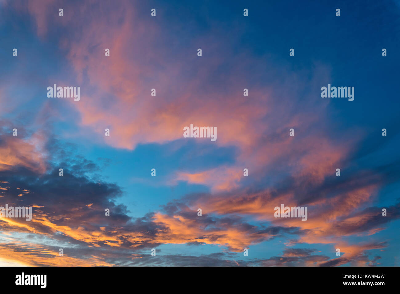 Coucher du soleil avec les nuages ciel Banque D'Images