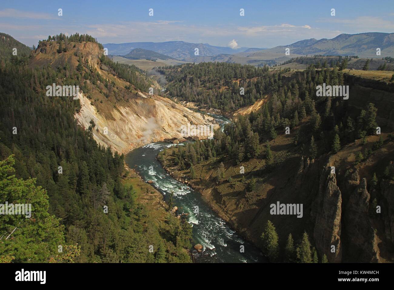 La rivière Yellowstone vu de la calcite, ressorts donnent sur le parc national de Yellowstone, Wyoming, Juillet, 2013. Image courtoisie Jim Peaco/Parc National de Yellowstone. Banque D'Images