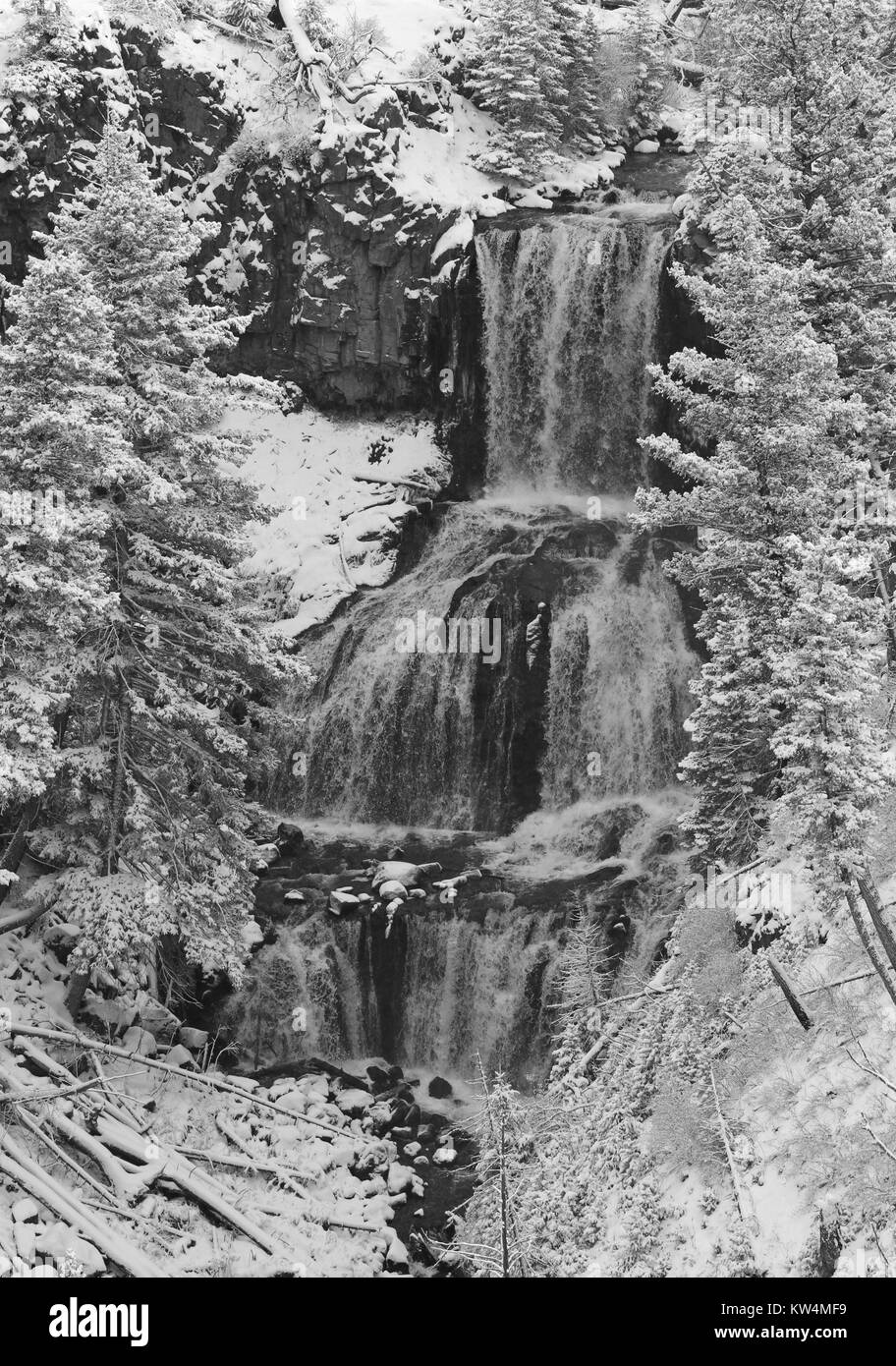 Les trois niveaux d'Agata tombe sur le ruisseau de lave, le Parc National de Yellowstone, Wyoming, Novembre, 2012. Image courtoisie Jim Peaco/Parc National de Yellowstone. Banque D'Images