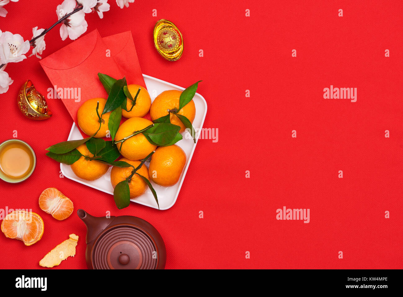 Haut afficher les accessoires le festival du Nouvel an chinois.décorations,orange,feuilles,panier de bois, paquet rouge sur fond rouge. Banque D'Images
