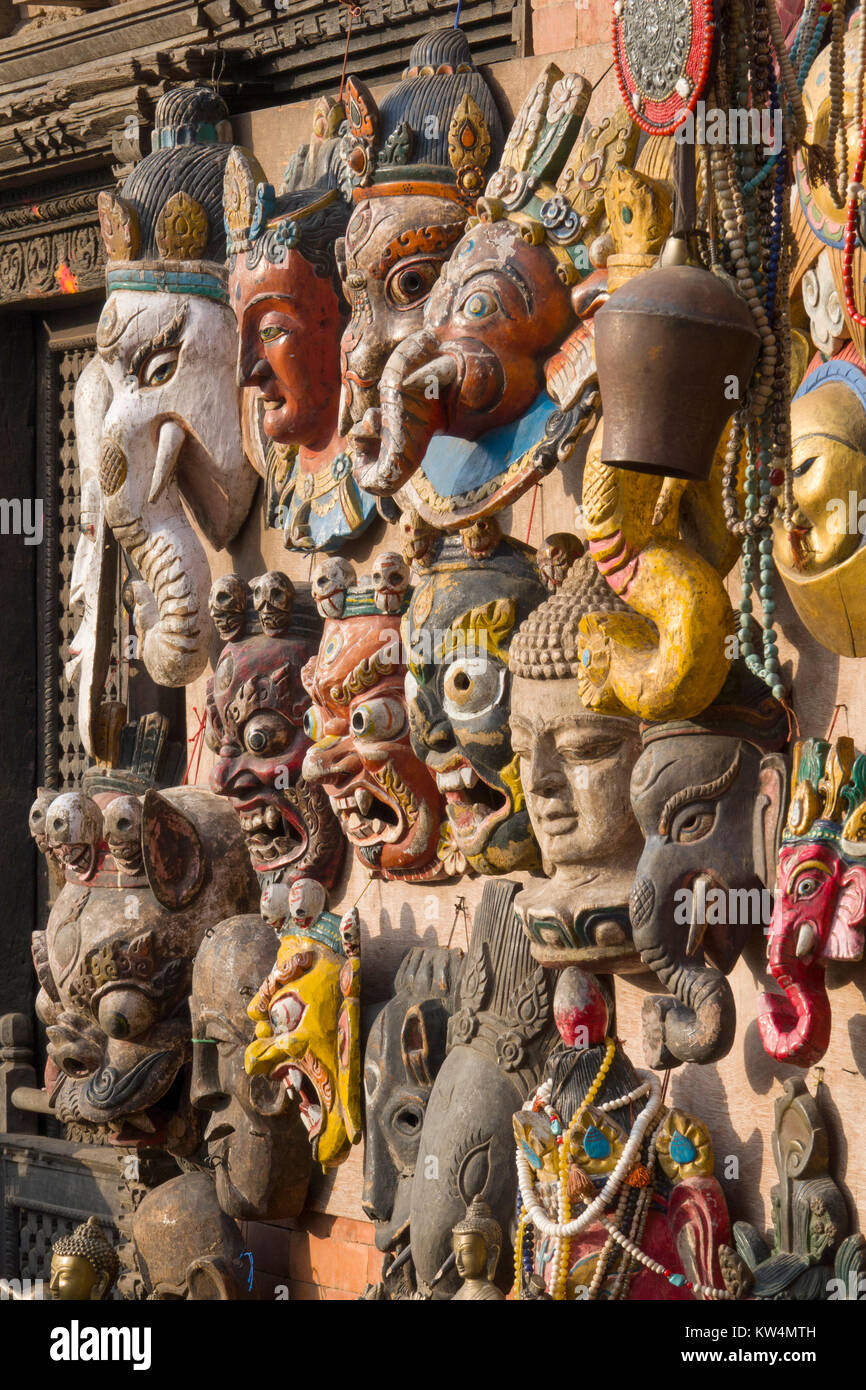 Divinité hindoue et bouddhiste de masques pour vente au Temple de Swayambhunath, Katmandou, Népal Banque D'Images