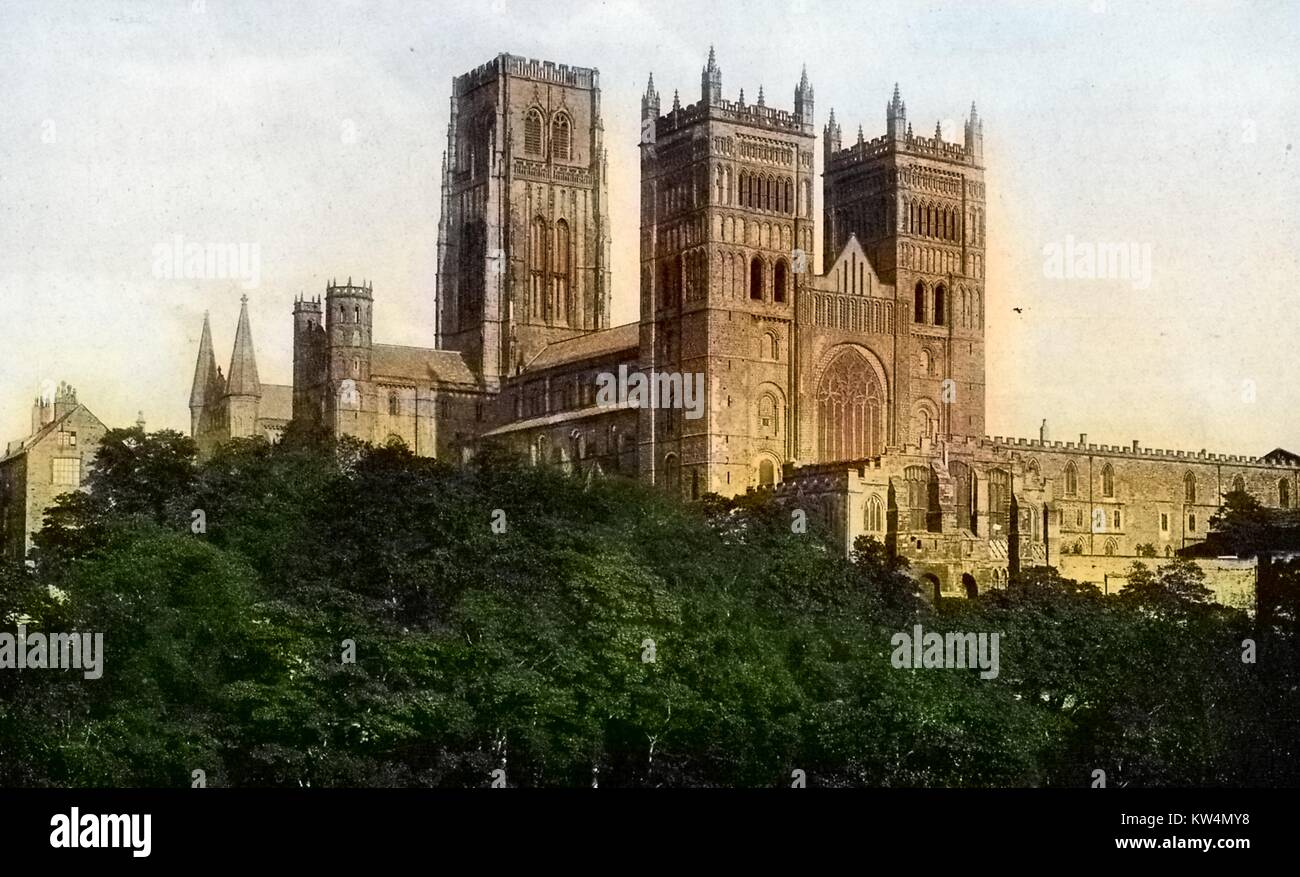 Vue colorisée de la cathédrale normande de Saint Cuthbert, la cathédrale abrite le tombeau du saint et de Bède le Vénérable, moine et au début de l'historien qui est mort en 735, Durham, Angleterre, 1943. Banque D'Images