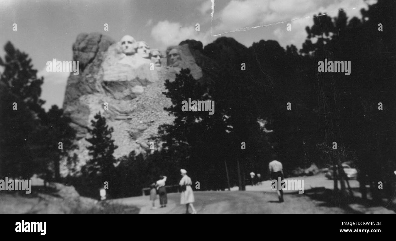 Les touristes marcher dans un chemin de terre dans une zone boisée à la base du Mont Rushmore, dans le Dakota du Sud, 1954. Banque D'Images