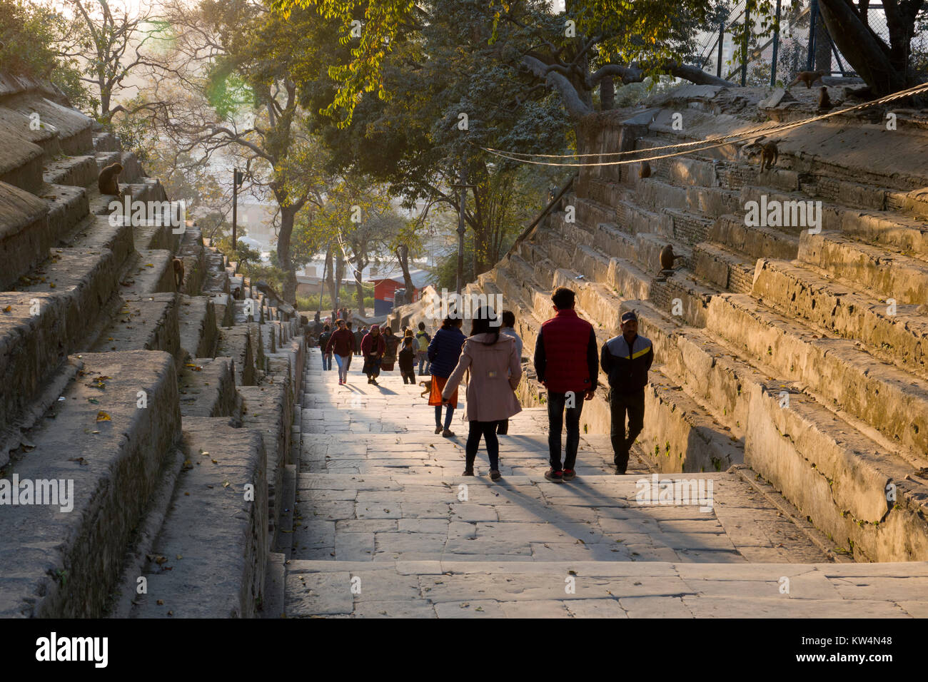 Les gens marcher marches de pierre du temple de Pashupatinath dans Kathmadu, Népal Banque D'Images