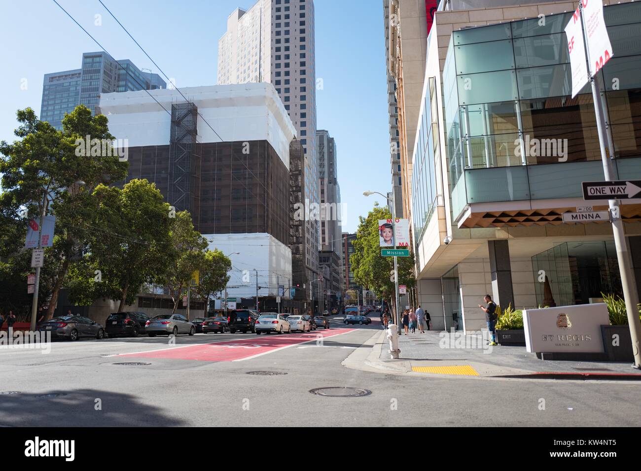 Un signe pour le Metropolitan Museum of Art est suspendu à l'extérieur du St Regis Hotel à San Francisco, Californie, le 4 septembre 2016. Banque D'Images