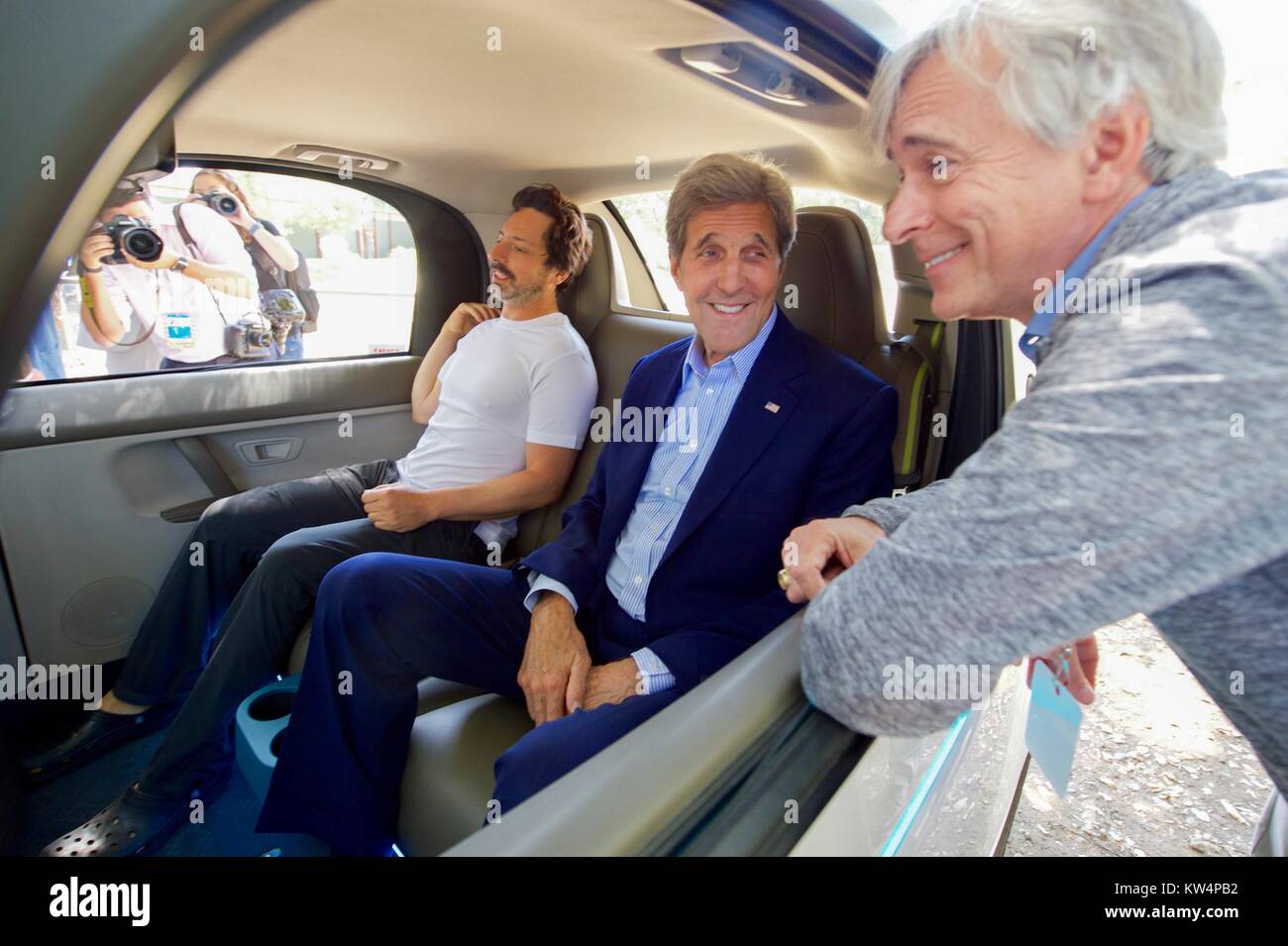 Le secrétaire d'Etat américain John Kerry s'entretient avec le cofondateur de Google Sergey Brin et un chef de projet Google's Self-Driving Car tout en étant assis à l'intérieur de l'un des auto-Google de conduire des voitures à l'échelle mondiale de l'entrepreneuriat de 2016 Carrefour de l'innovation sur le campus de l'Université Stanford à Palo Alto, Californie, le 23 juin 2016. Image courtoisie du département d'Etat. Banque D'Images