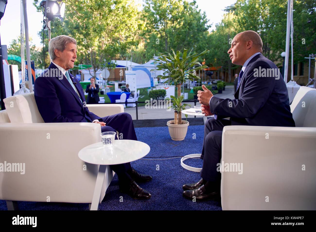 Le secrétaire d'Etat américain John Kerry s'assied avec Al Jazeera Abderrahim Foukara Chef du Bureau de Washington pour une entrevue après le secrétaire est arrivé sur le campus de l'Université Stanford à Palo Alto, Californie, afin qu'il puisse assister à des événements autour de l'entreprise Global Summit, le 22 juin 2016. Image courtoisie du département d'Etat. Banque D'Images
