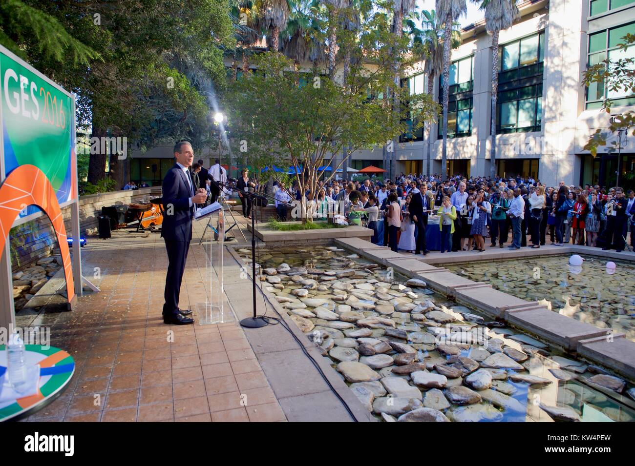 Photographie de sous-secrétaire d'État à la diplomatie publique Rick Stengel l'introduction de la Silicon Valley Bank CEO Greg Becker à l'échelle mondiale Sommet Entrepreneurial, Pâle Alto, Californie, Juin, 2016. Image courtoisie du département d'Etat. Banque D'Images