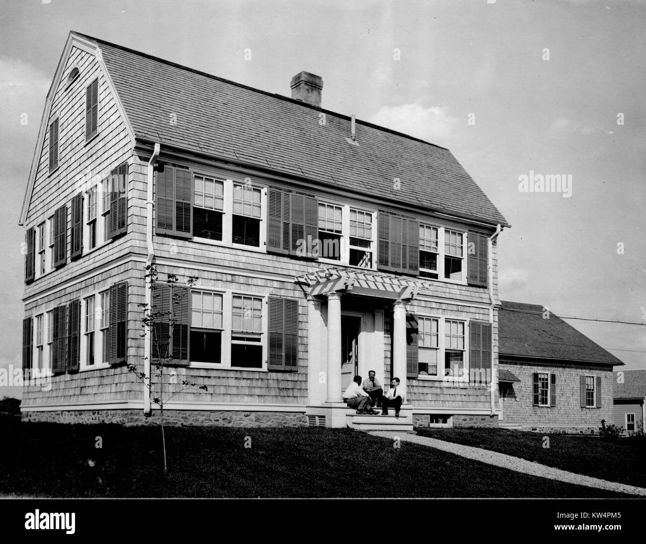 Trois hommes s'asseoir sur le porche de l'immeuble de bureaux de la division pendant la construction de l'Aqueduc de Catskill, High Falls, New York, États-Unis, le 21 juillet 1909. À partir de la Bibliothèque publique de New York. Banque D'Images