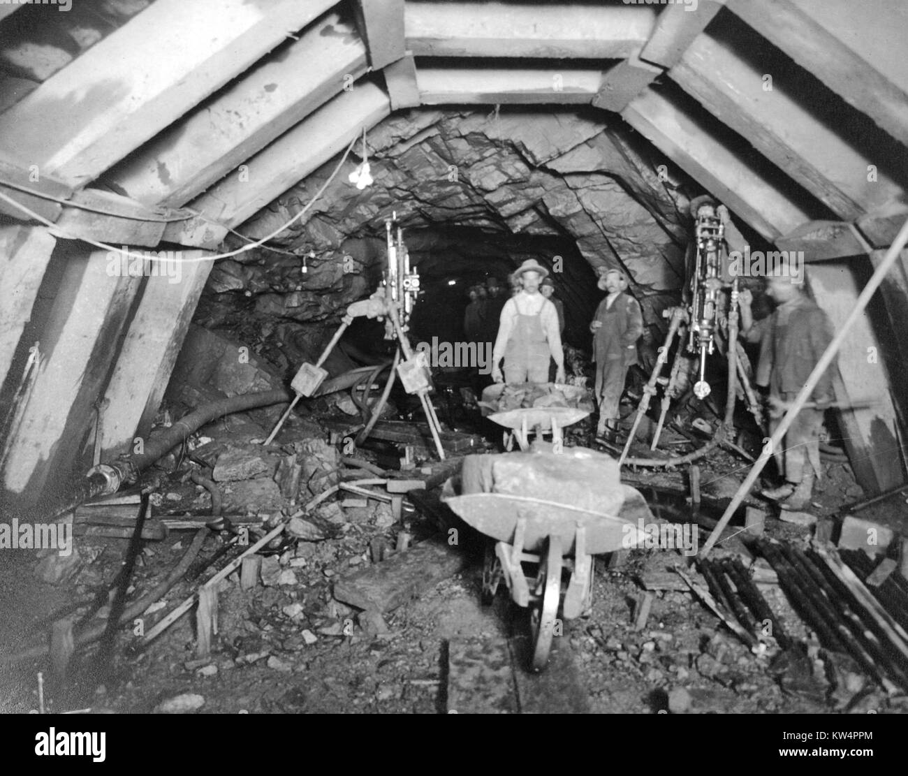 Les travailleurs de l'Bull Hill tunnel avec quelques colombages déjà en place pendant la construction de l'Aqueduc de Catskill, New York, États-Unis, 5 novembre 1909. À partir de la Bibliothèque publique de New York. Banque D'Images