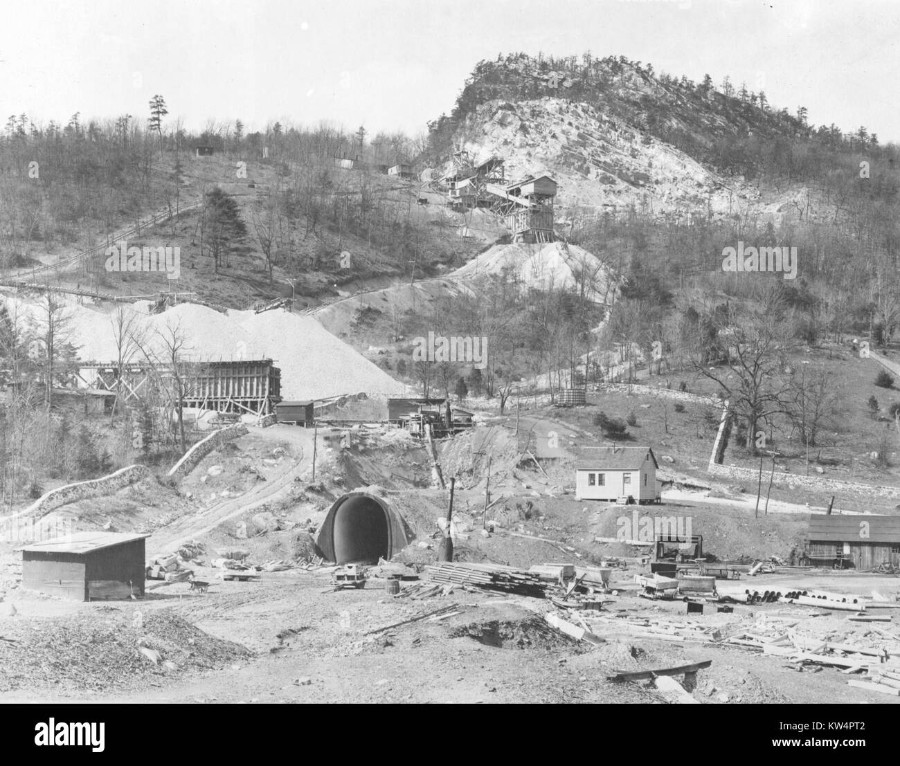 Le portail sud du tunnel à l'Bonticou avec une installation de concassage de pierres à l'arrière-plan pendant la construction de l'Aqueduc de Catskill, New York, États-Unis, 5 avril 1912. À partir de la Bibliothèque publique de New York. Banque D'Images