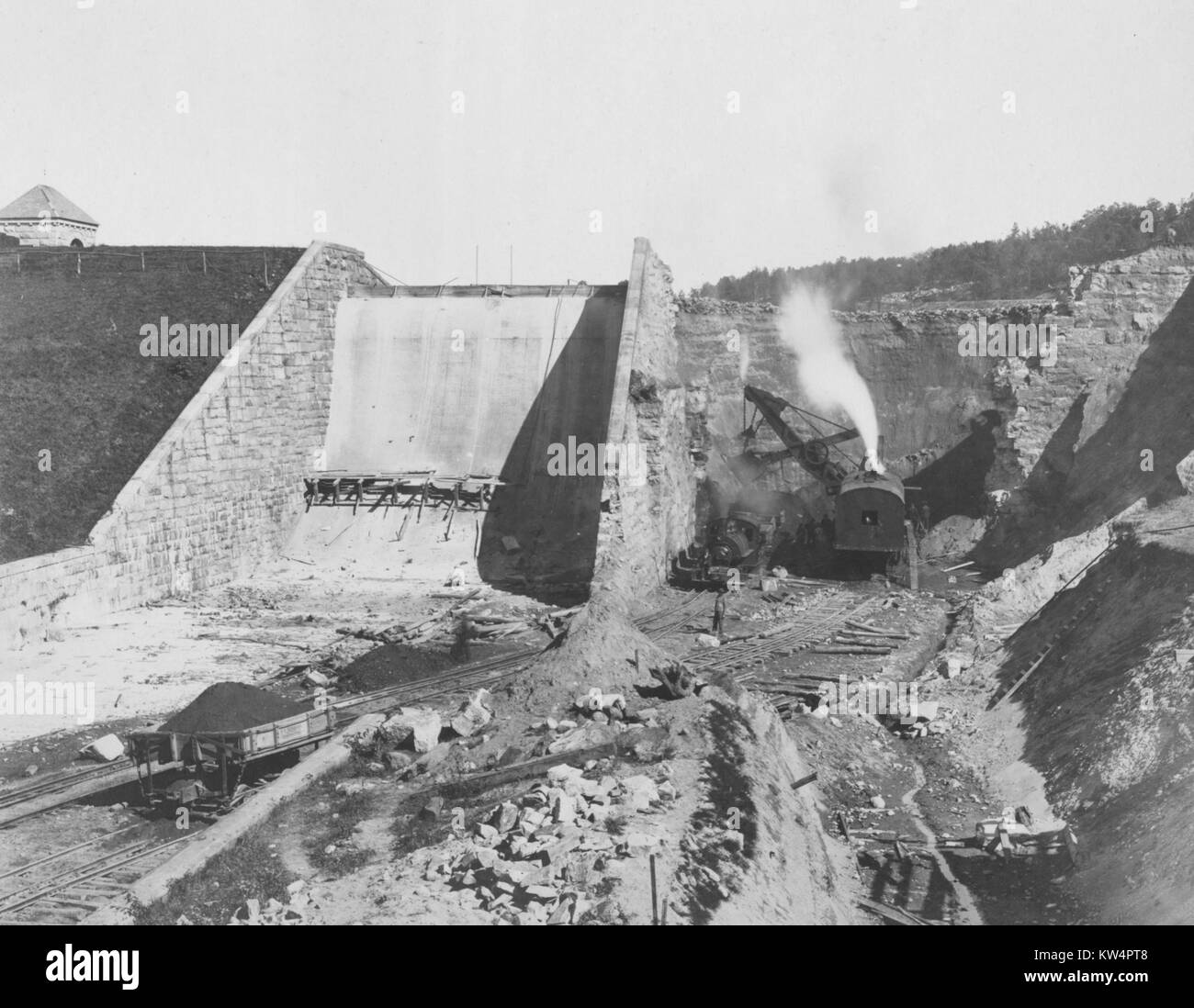 Excavation de l'ancien barrage Kensico au réservoir Kensico durant la construction de l'Aqueduc de Catskill, New York, États-Unis, 13 octobre 1911. À partir de la Bibliothèque publique de New York. Banque D'Images