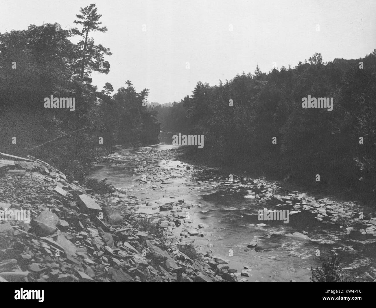 Réservoir Ashokan approvisionne, vue montrant les gorges de pierre à Esopus Creek à l'emplacement de barrage d'olive, New York, 1912. À partir de la Bibliothèque publique de New York. Banque D'Images