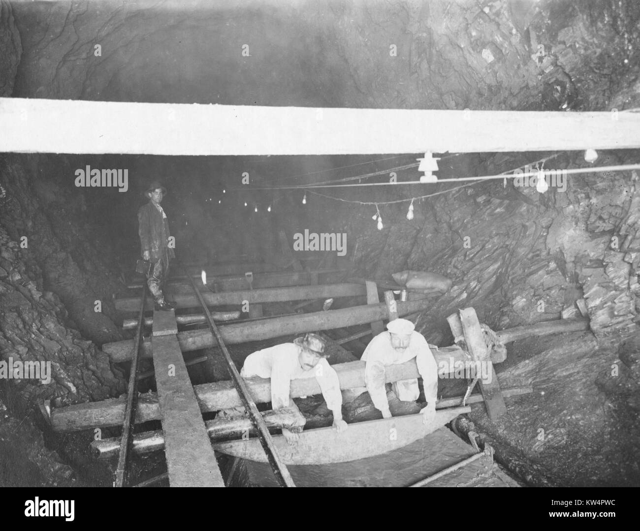La pression de travail, tunnel Wallkill dépistage de béton d'inverser en cours, New York, 1911. À partir de la Bibliothèque publique de New York. Banque D'Images