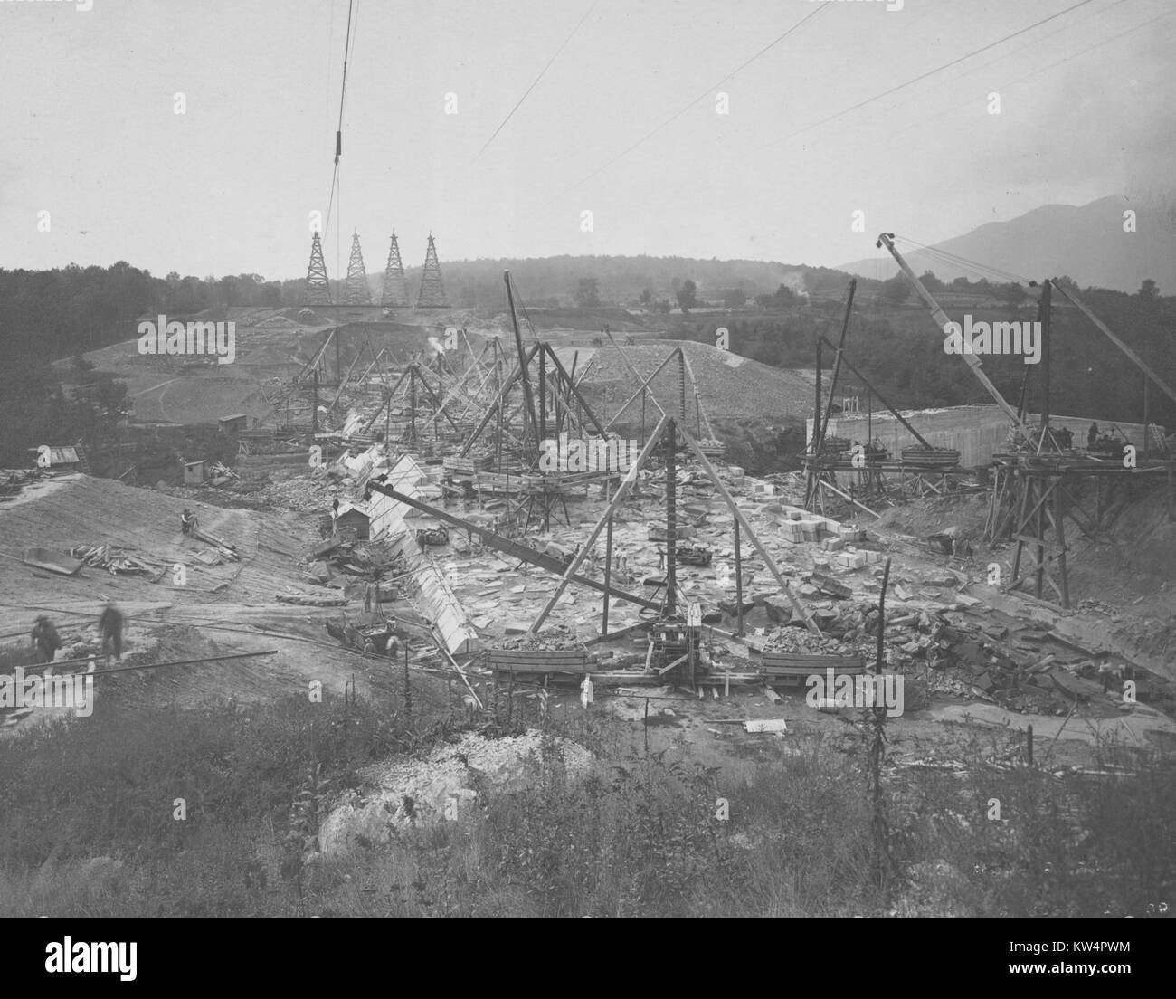 Réservoir Ashokan approvisionne, vue du pont d'Olive dam en construction, 1909. Maçonnerie cyclopéenne note dans le corps du barrage et des blocs de béton sur la face, New York. À partir de la Bibliothèque publique de New York. Banque D'Images