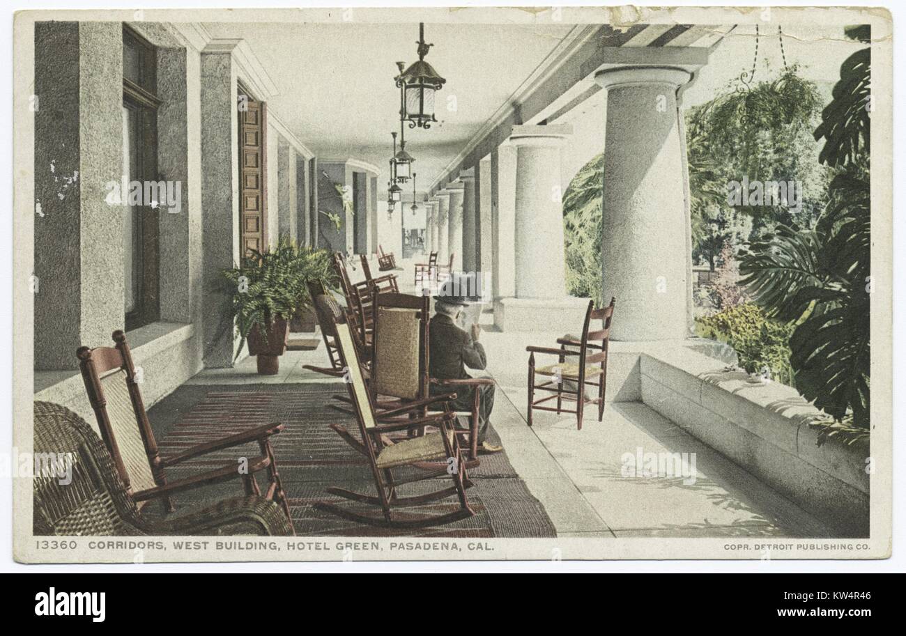 Hauts homme assis dans un fauteuil à bascule dans le couloir du bâtiment ouest, l'Hôtel Green, Pasadena, Californie, USA, 1914. À partir de la Bibliothèque publique de New York. () Banque D'Images