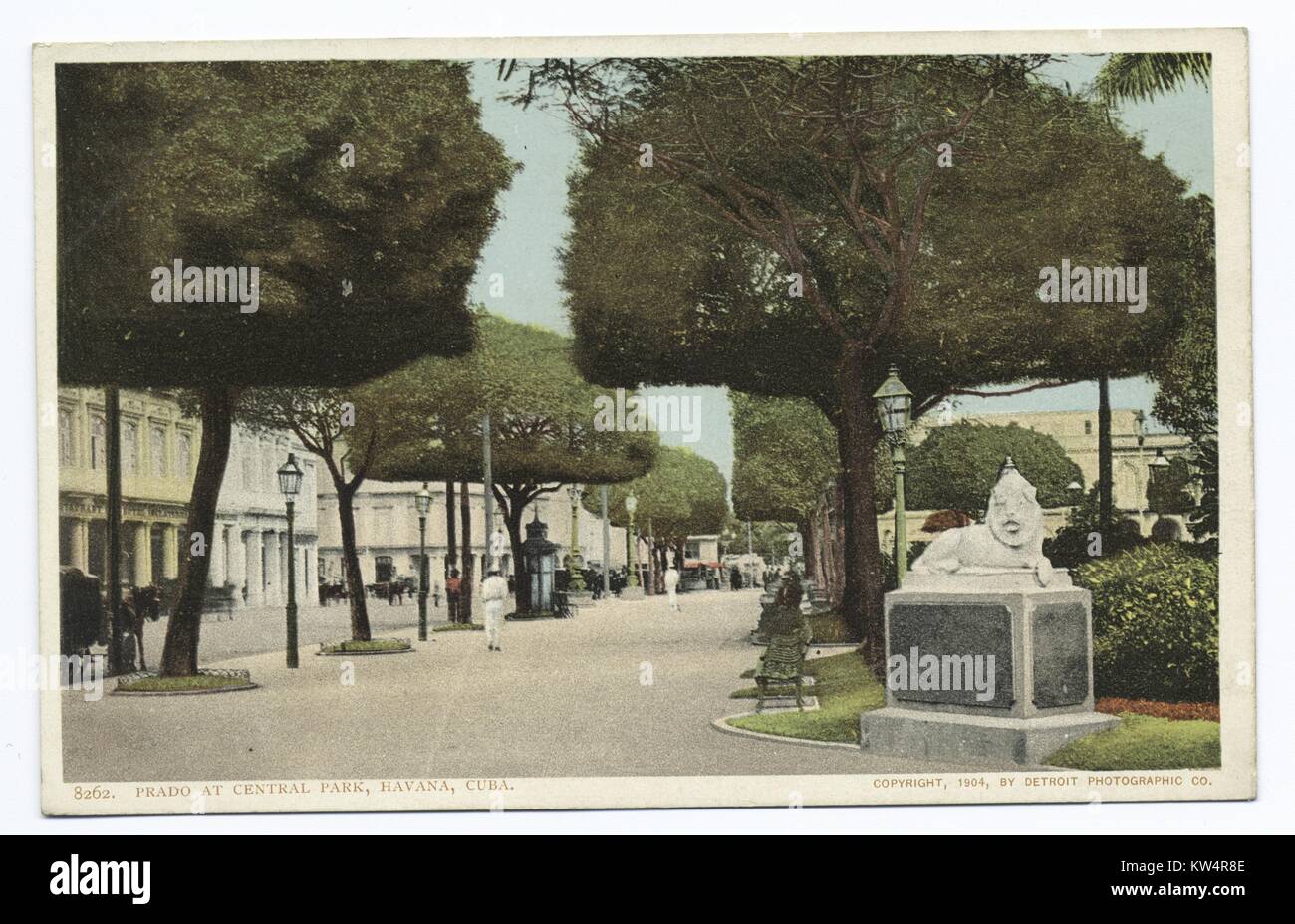 Allée bordée d'arbres dans le parc avec la sculpture, Prado à Central Park, La Havane, Cuba, 1904. À partir de la Bibliothèque publique de New York. () Banque D'Images