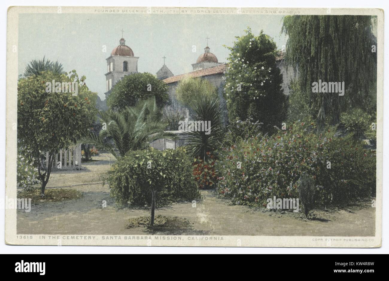 Cimetière de Santa Barbara mission, avec jardin luxuriant, California, USA, 1914. À partir de la Bibliothèque publique de New York. () Banque D'Images