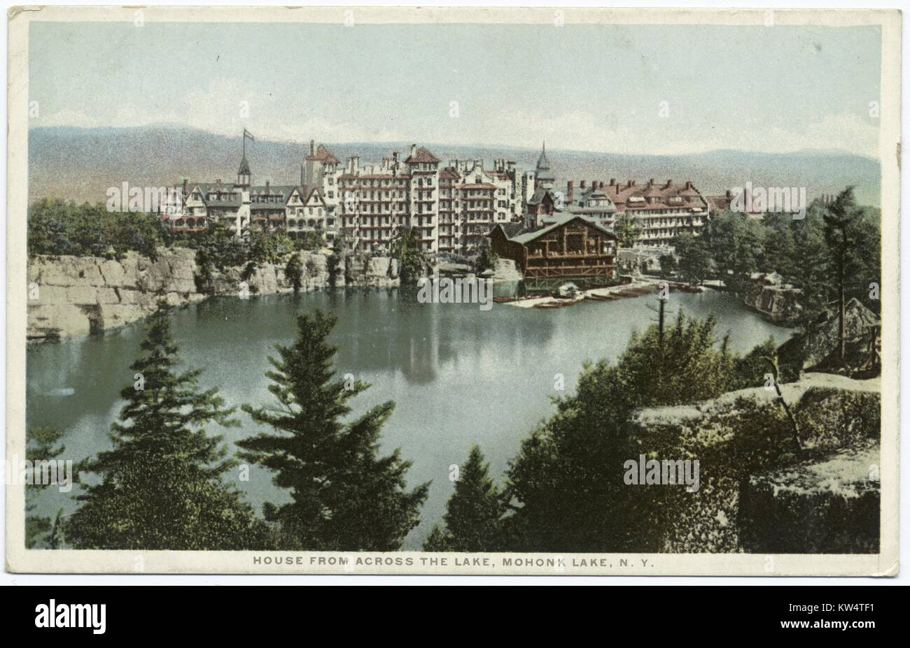 Carte postale de Mohonk Mountain House et lac Mohonk, vus de l'autre côté du lac, lac Mohonk, New York, 1914. À partir de la Bibliothèque publique de New York. Banque D'Images