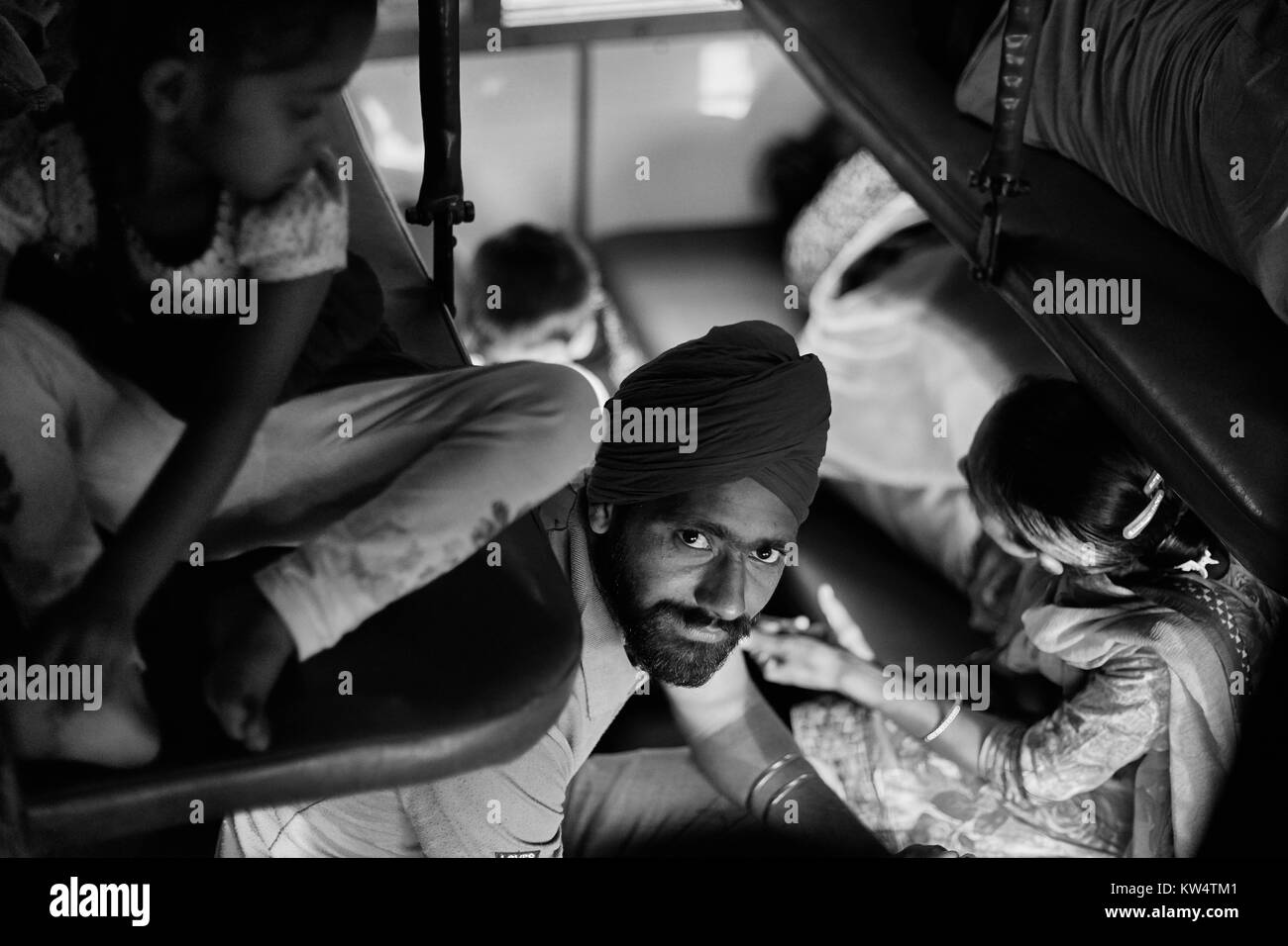 Famille Punjabi dans le train de Mathura à Dehli, Inde Banque D'Images