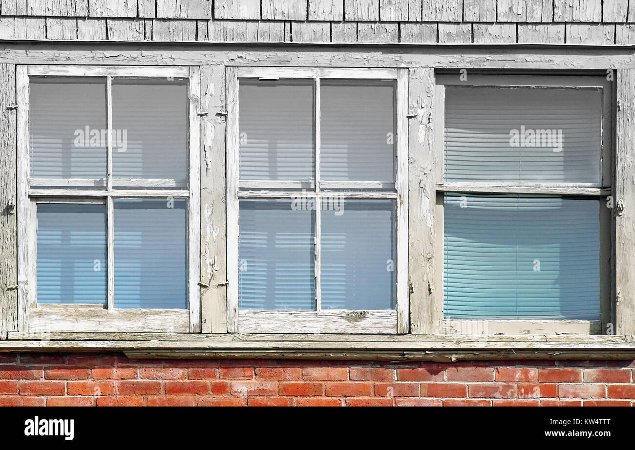 Old weathered fenêtres sur l'extérieur du bâtiment Banque D'Images