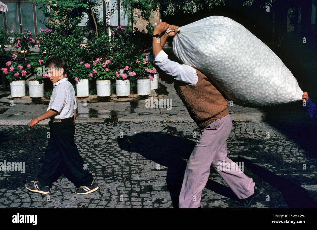 Soie turc Agriculteur ou sac de paysan de cocons de vers à soie pour le marché de la soie à Koza Han, Bursa, Turquie Banque D'Images