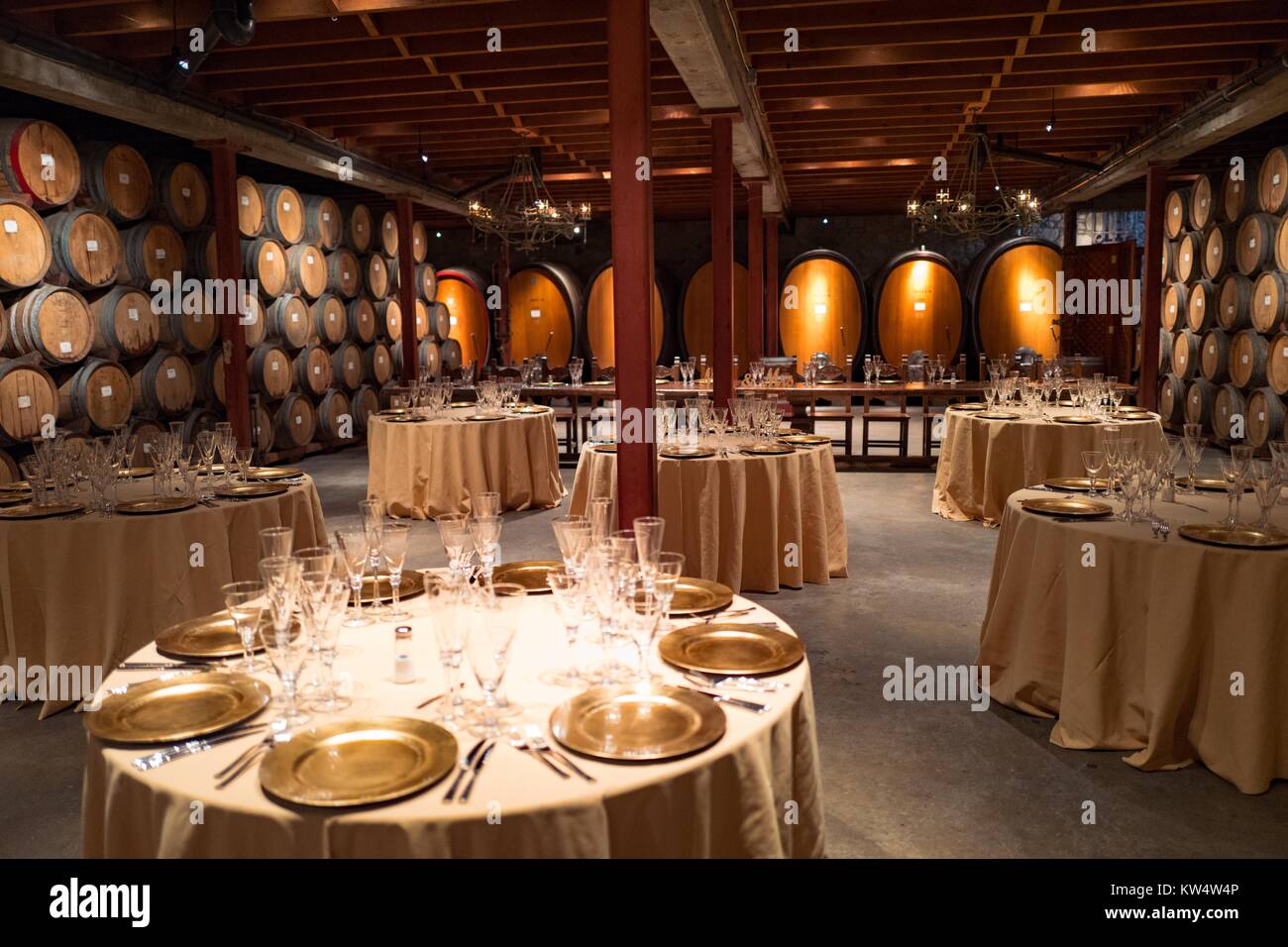 Des tables pour un événement officiel dans la cave salle barillet à V Sattui Winery à Napa Valley Wine Country, Saint Helena, Napa Valley, Californie, le 10 septembre 2016. Banque D'Images