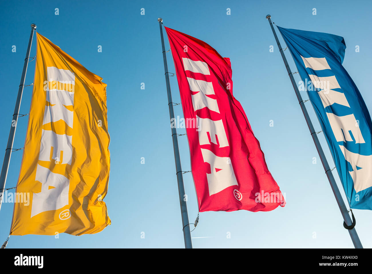 IKEA marque le ciel au magasin IKEA.IKEA est le plus grand détaillant de meubles au monde et vend des meubles prêts à assembler.Fondée en Suède Banque D'Images