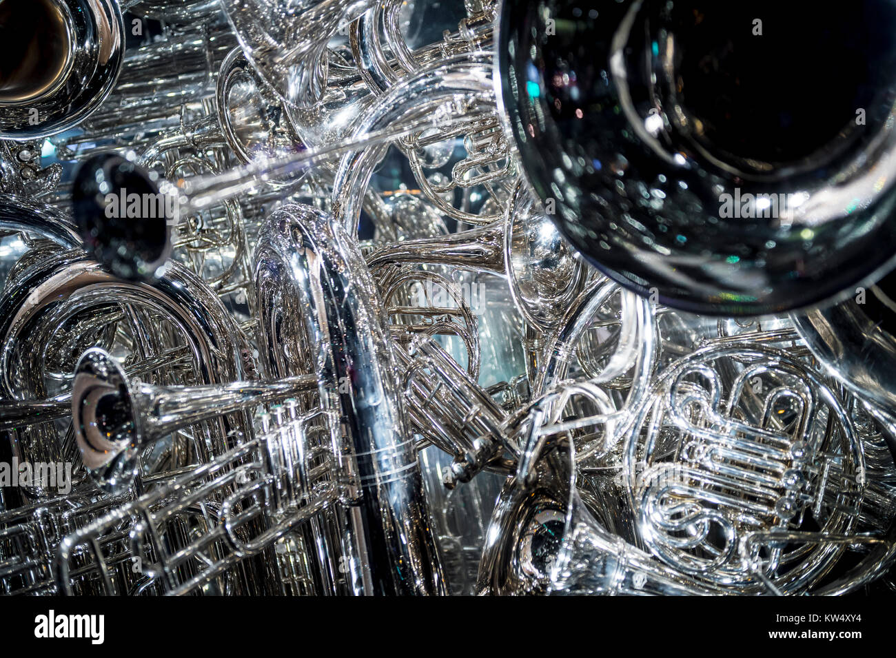 Abstract fouillis de trompettes, tubas, méné laiton et des instruments de musique de la section cuivres faisant une cacophonie visuelle Banque D'Images