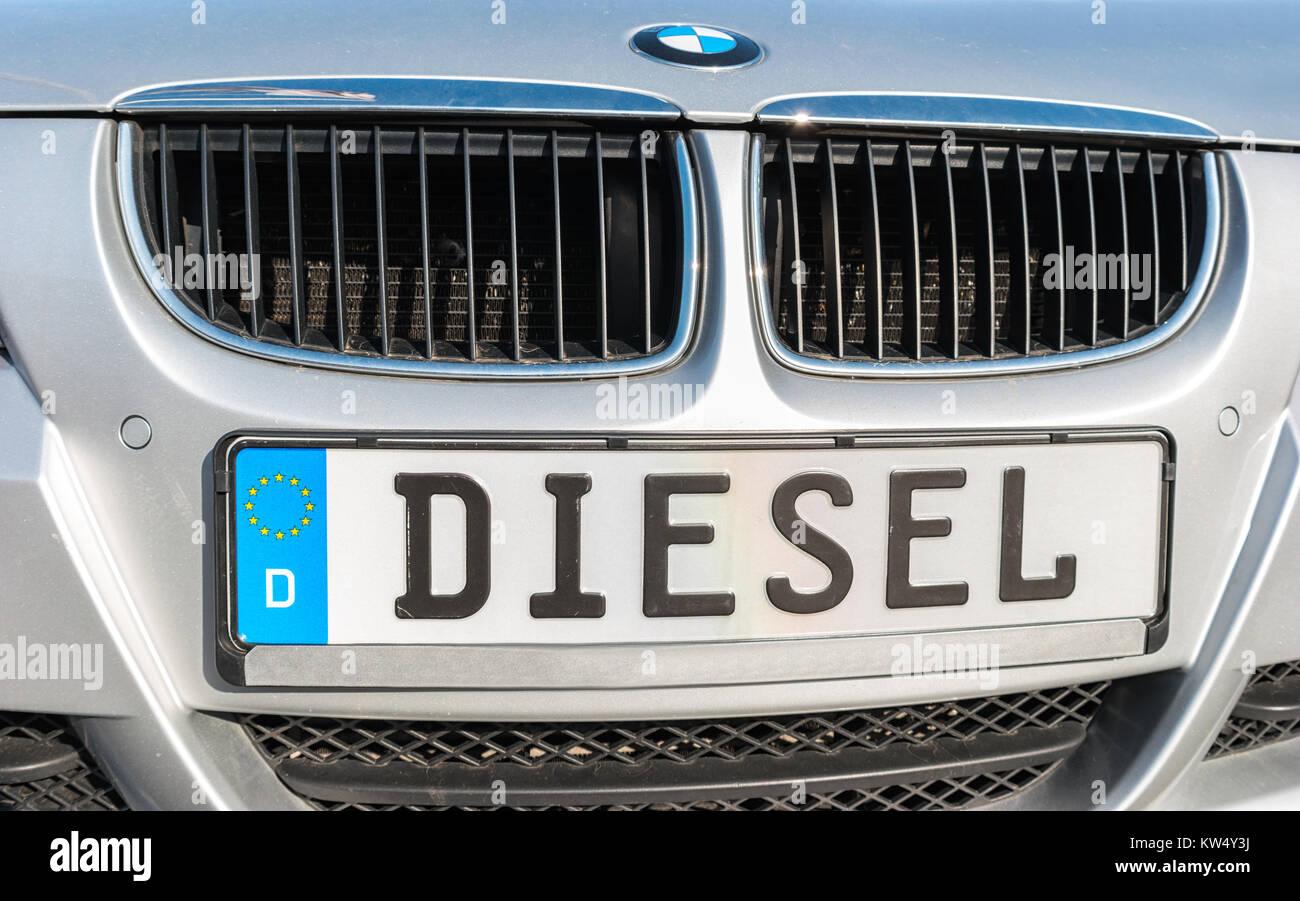 Logo BMW sur la voiture diesel argentée.BMW est une société de fabrication de véhicules, de motos et de moteurs de Munich, en Bavière, en Allemagne. Banque D'Images
