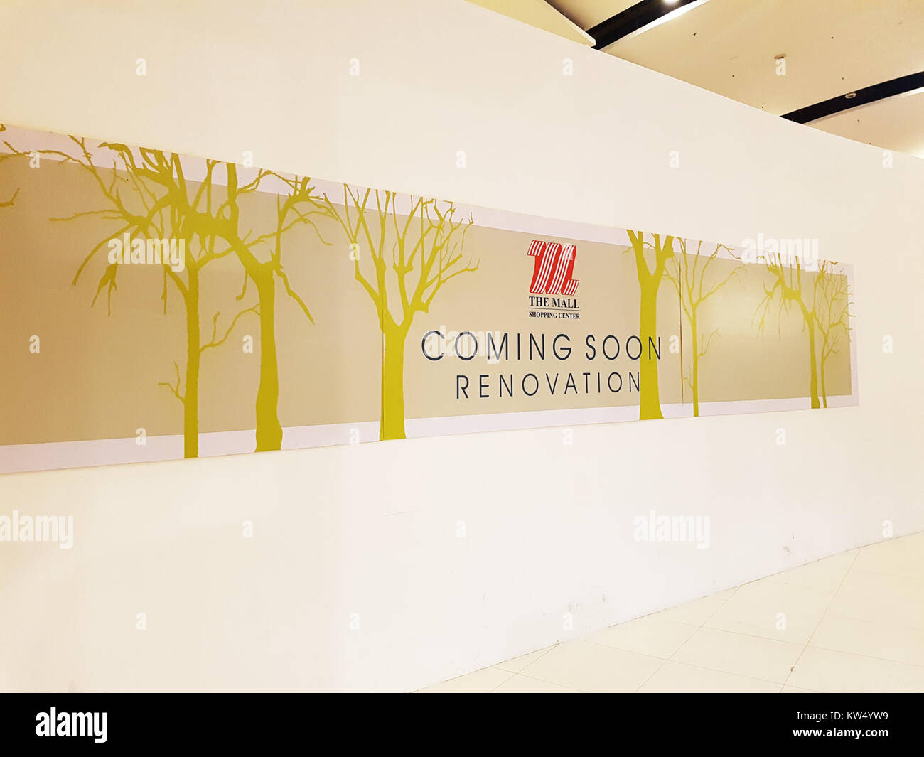 Cette image de l'événement 2017 de BNK48 au Campus Bangkok montre le populaire groupe d'idoles thaïlandais se produisant pour leurs fans. Le groupe est connu pour ses performances énergiques et son grand nombre de spectateurs. Banque D'Images