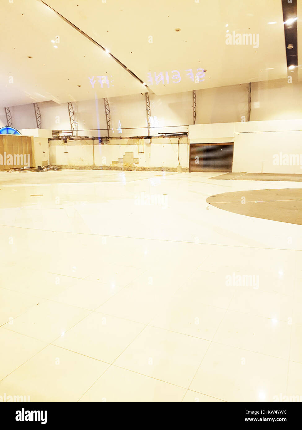 Cette image montre BNK48, un groupe d'idoles thaïlandais populaire, se produisant lors de leur événement sur le campus à Bangkok le 20 novembre 2017. Le groupe est connu pour ses performances énergiques et sa forte base de fans. Banque D'Images