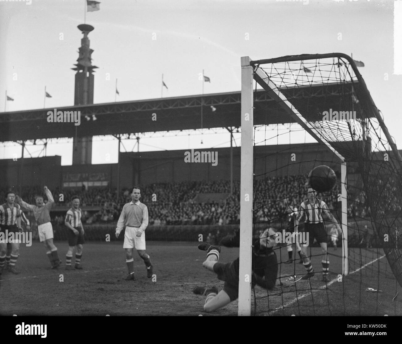 Cette image montre un match de football entre Blauw Wit et Sparta, dans lequel Blauw Wit a gagné 3-0. C’est une représentation historique de cet événement sportif. Banque D'Images