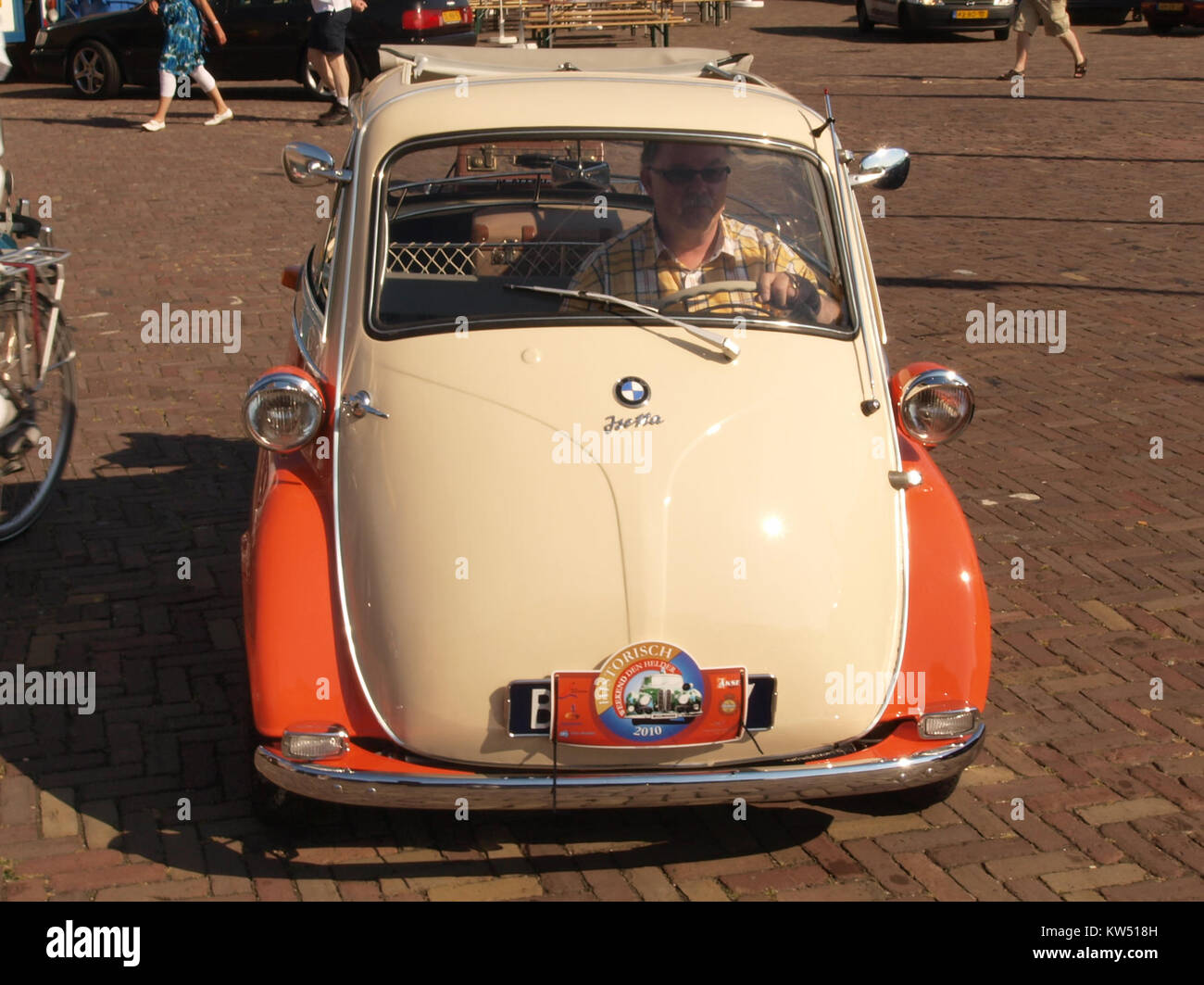 La BMW Isetta 300 1960 est une voiture compacte connue pour sa forme de bulle distinctive et son design efficace. Ce modèle, immatriculé aux pays-Bas sous le nom de BD 37 37, représente une partie unique de l'histoire automobile. Banque D'Images