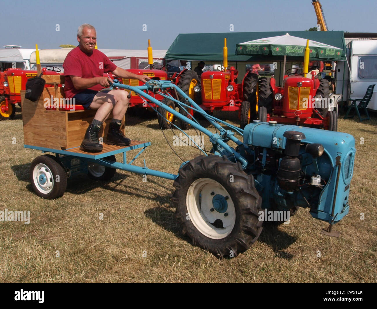 Cette image représente un produit Blue Hummel Diesel, un élément possiblement lié à un produit diesel conçu par la marque Hummel, connue pour ses équipements sportifs et lifestyle. Banque D'Images