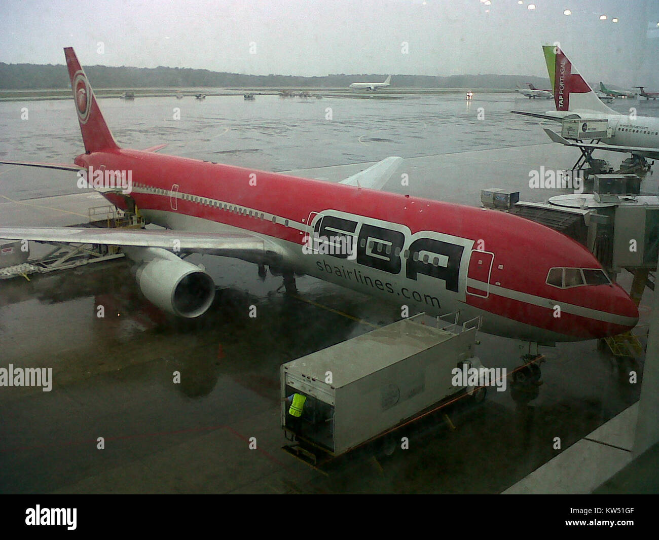 Un Boeing 767-300 exploité par SBA Airlines, capturé en vol. Ce jet à gros corps est connu pour ses capacités à longue portée et son efficacité dans l'aviation commerciale. Banque D'Images