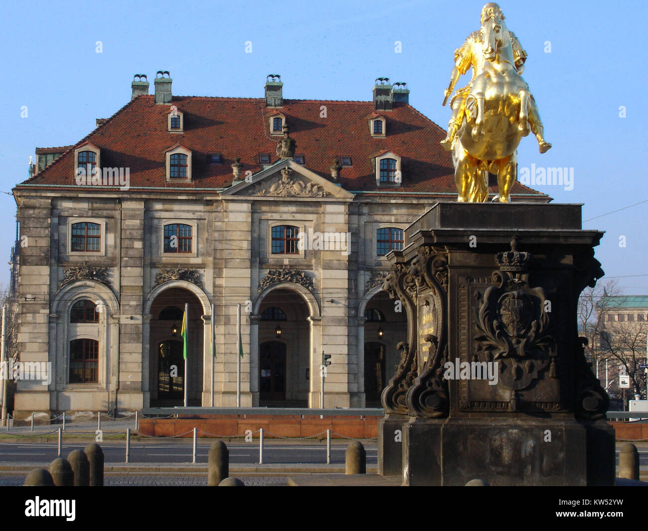 Cette image est une version rehaussée de couleurs d'une vue frontale d'un Blockhaus, mettant en valeur les détails architecturaux et l'histoire militaire d'une époque spécifique. Banque D'Images
