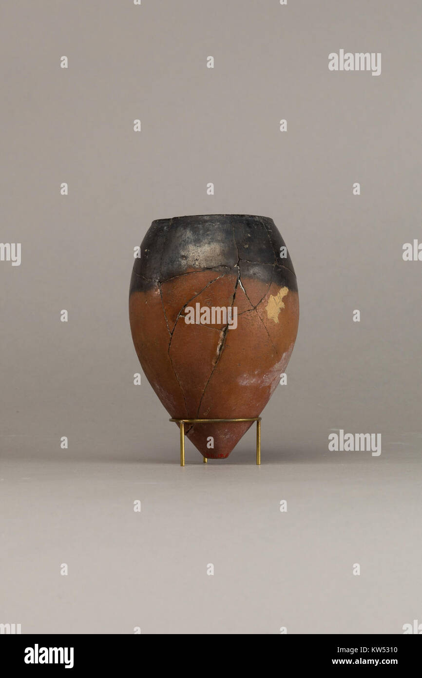 Cet ancien bocal rouge à dessus noir, abrité au Metropolitan Museum of Art, est un exemple de l'artisanat de céramique précoce. Le pot présente une coloration et une forme distinctives, mettant en évidence les techniques utilisées par les potiers anciens. Banque D'Images