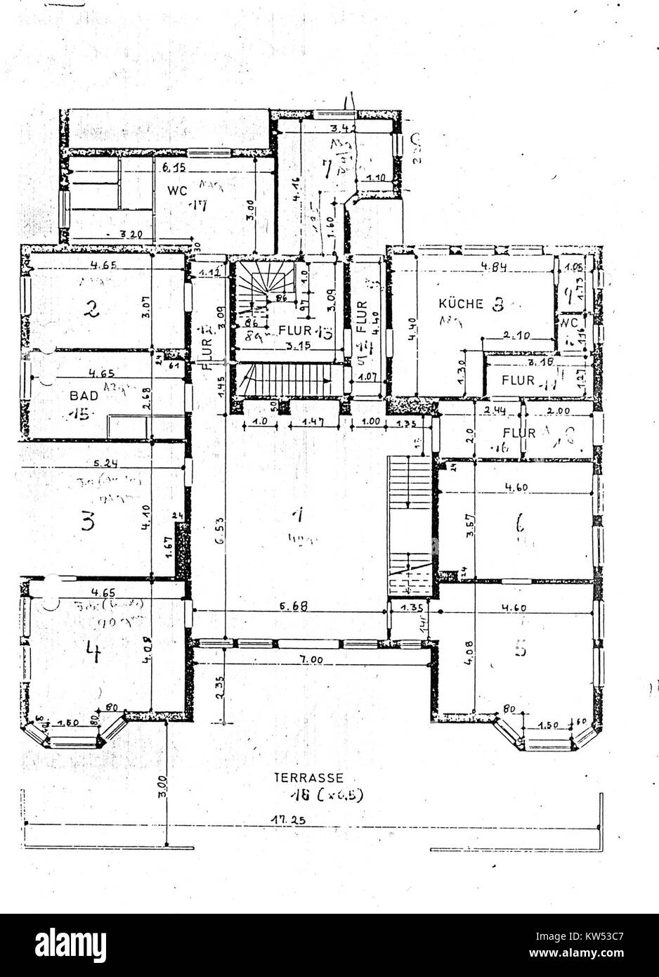 Landhaus Mahr est une maison avec une conception architecturale axée sur la disposition du rez-de-chaussée. Le plan d'étage met en évidence les caractéristiques clés et les choix de conception faits dans sa construction. Banque D'Images